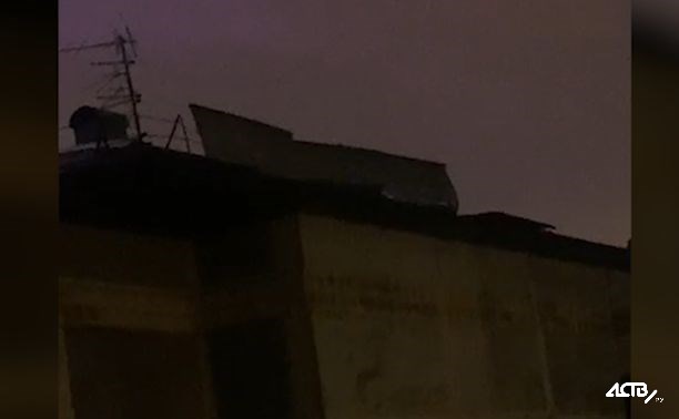 "Через час отвалится кому-нибудь на голову" - ветер повредил крышу дома в Южно-Сахалинске