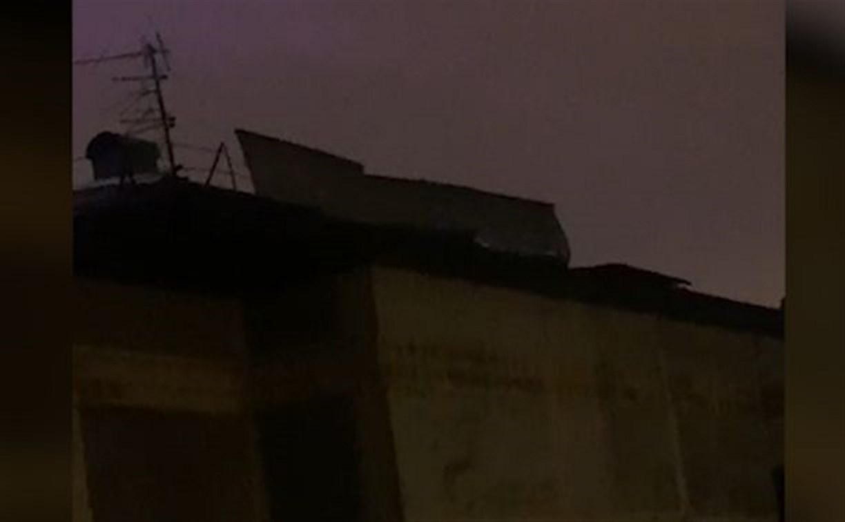 "Через час отвалится кому-нибудь на голову" - ветер повредил крышу дома в Южно-Сахалинске