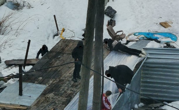 Молодежь сколотила "штаб" из мусора под окнами жилого дома в Южно-Сахалинске