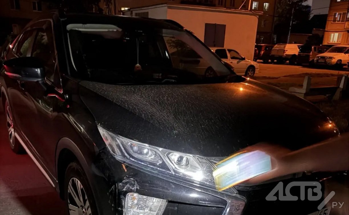 Водитель на Subaru врезался в припаркованный автомобиль в Южно-Сахалинске и скрылся
