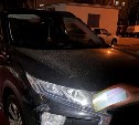 Водитель на Subaru врезался в припаркованный автомобиль в Южно-Сахалинске и скрылся