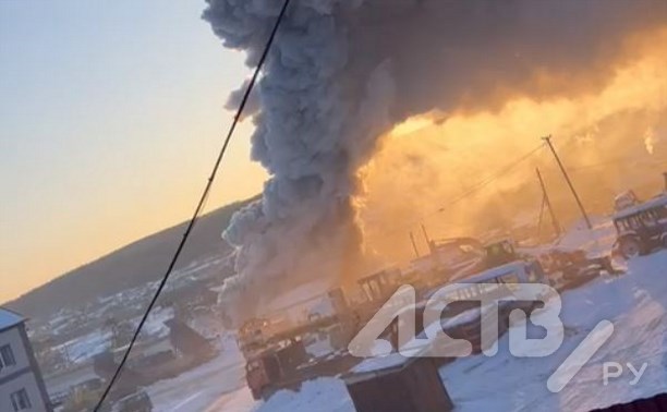Крупный пожар в Корсакове: часть города заволокло дымом