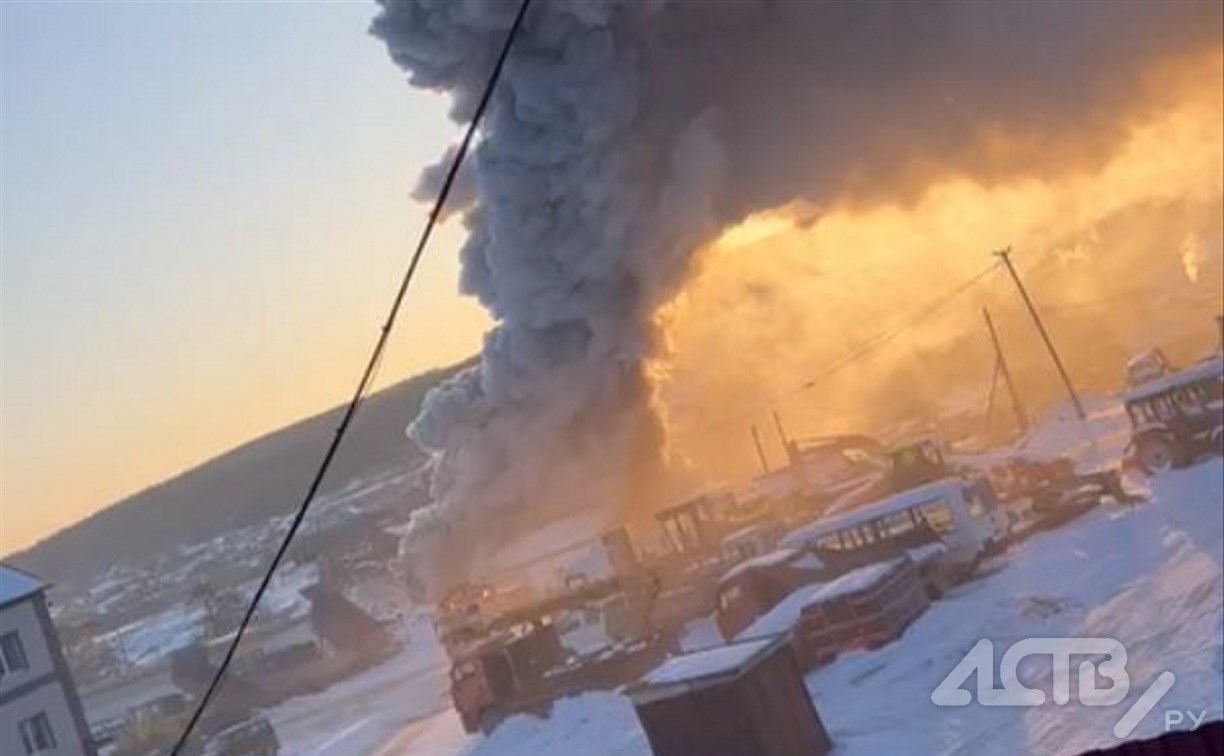 Крупный пожар в Корсакове: часть города заволокло дымом