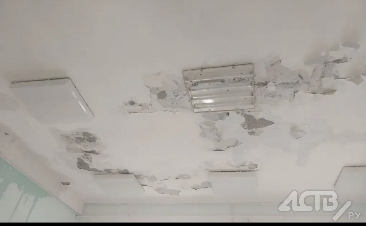 Гарантия есть — ремонта нет: педагоги сами мониторят состояние разрушающегося здания школы-детского сада в Кировском