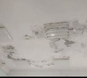 Гарантия есть — ремонта нет: педагоги сами мониторят состояние разрушающегося здания школы-детского сада в Кировском