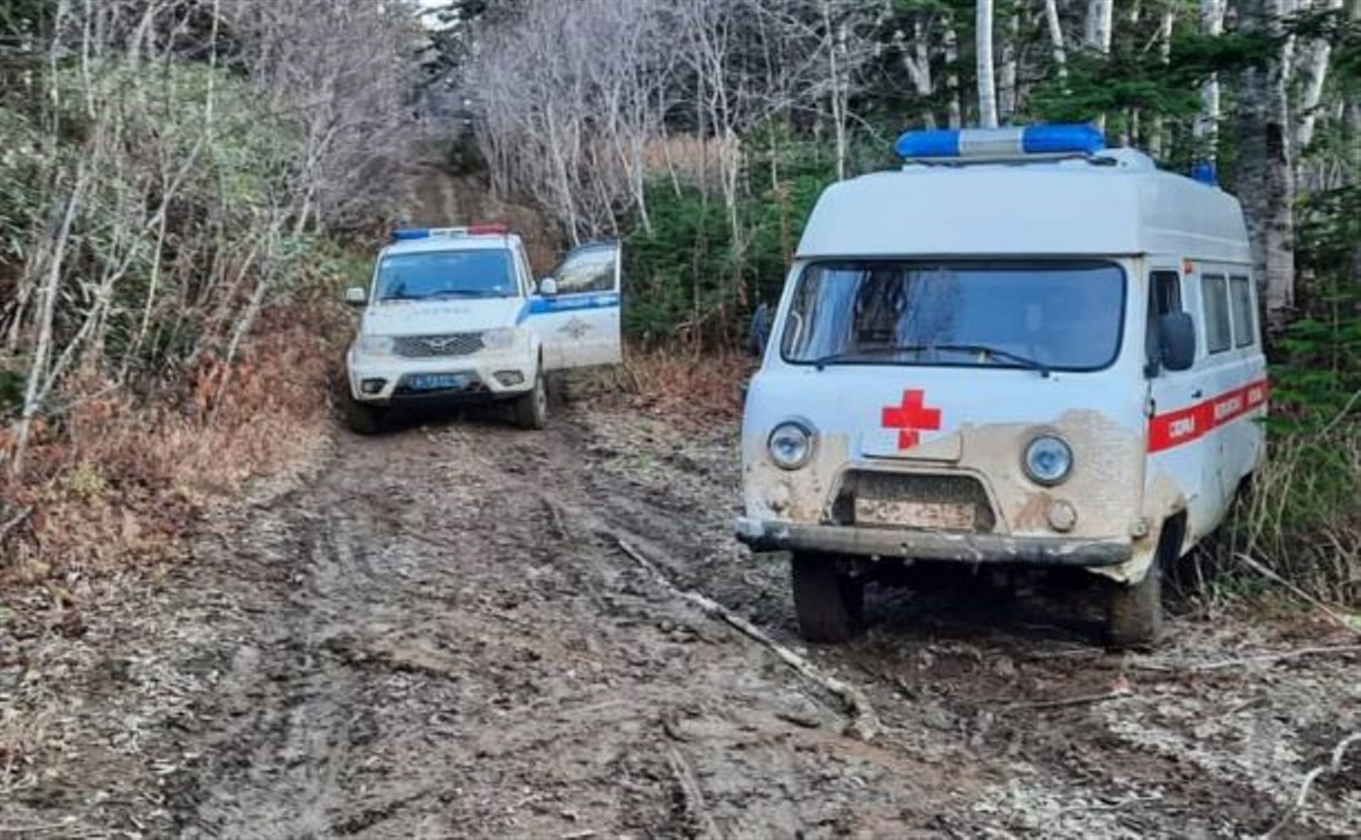 Снегоболотоход перевернулся на Сахалине: медики и полицейские шли до места ЧП по бездорожью
