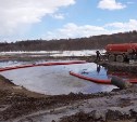 Пробы почвы и воды отбирают на месте нефтеразлива на Сахалине
