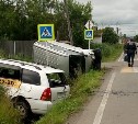 Микроавтобус и универсал вылетели с дороги при ДТП в Поронайске