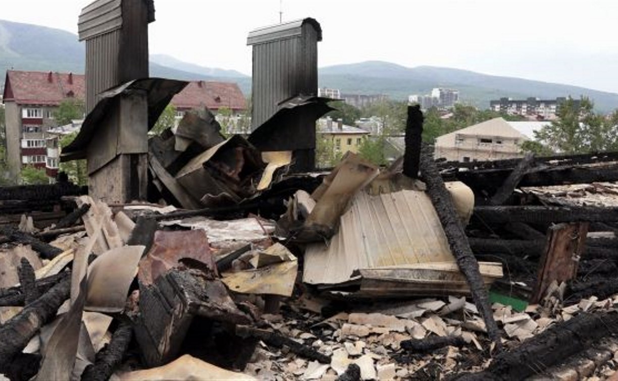 В Южно-Сахалинске показали, что осталось от крыши после пожара 11 июня