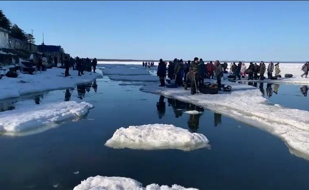 Рыбаки толпой вышли на оторванный лёд у мыса Свободный