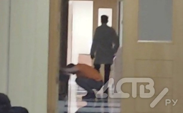 Очевидцы: пациент корчился от боли в коридоре больницы в Курильске, но врачи проходили мимо