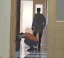 Очевидцы: пациент корчился от боли в коридоре больницы в Курильске, но врачи проходили мимо