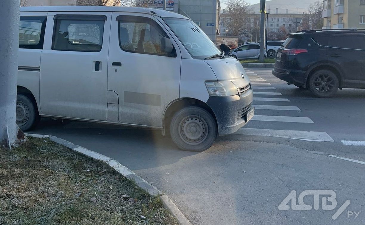 В Южно-Сахалинске водитель оставил авто на "зебре" около больницы и ушёл по делам