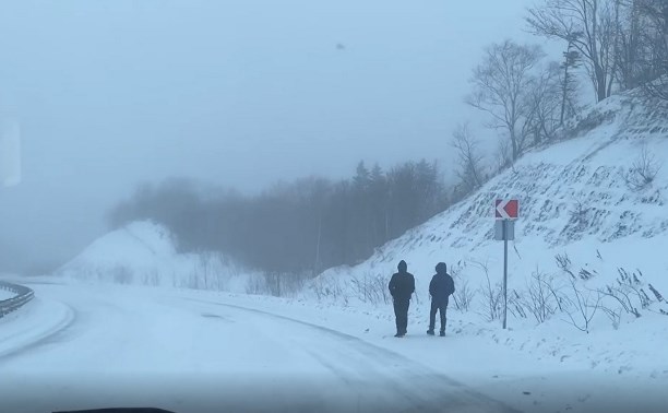 "Жертвы Ловецкого": сахалинцы сделали обзор состояния дороги на перевале с застрявшими машинами
