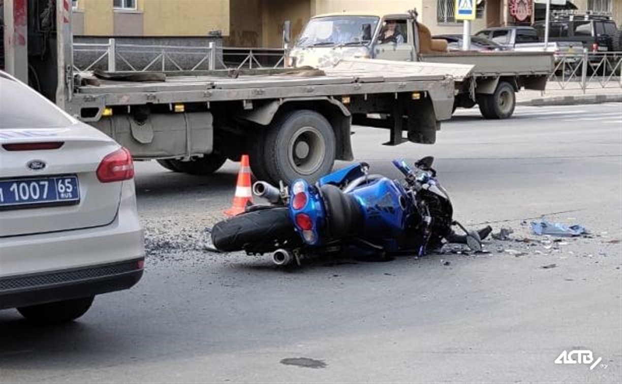 Разбившийся напротив АТБ в Южно-Сахалинске мотоциклист был пьян и лишён прав