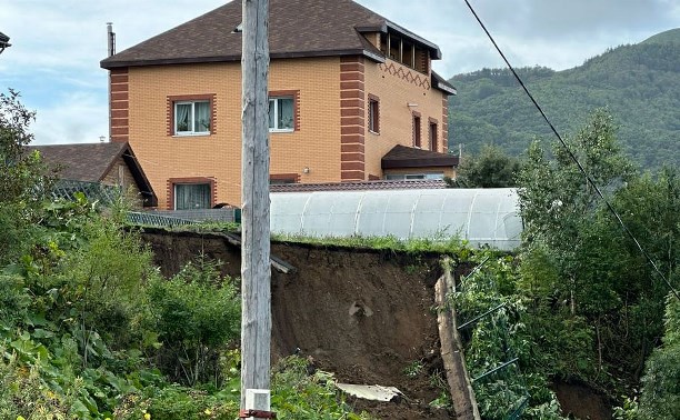 "Висим на нескольких метрах": в Холмске сошёл сель, рядом с обрывом - жилой дом