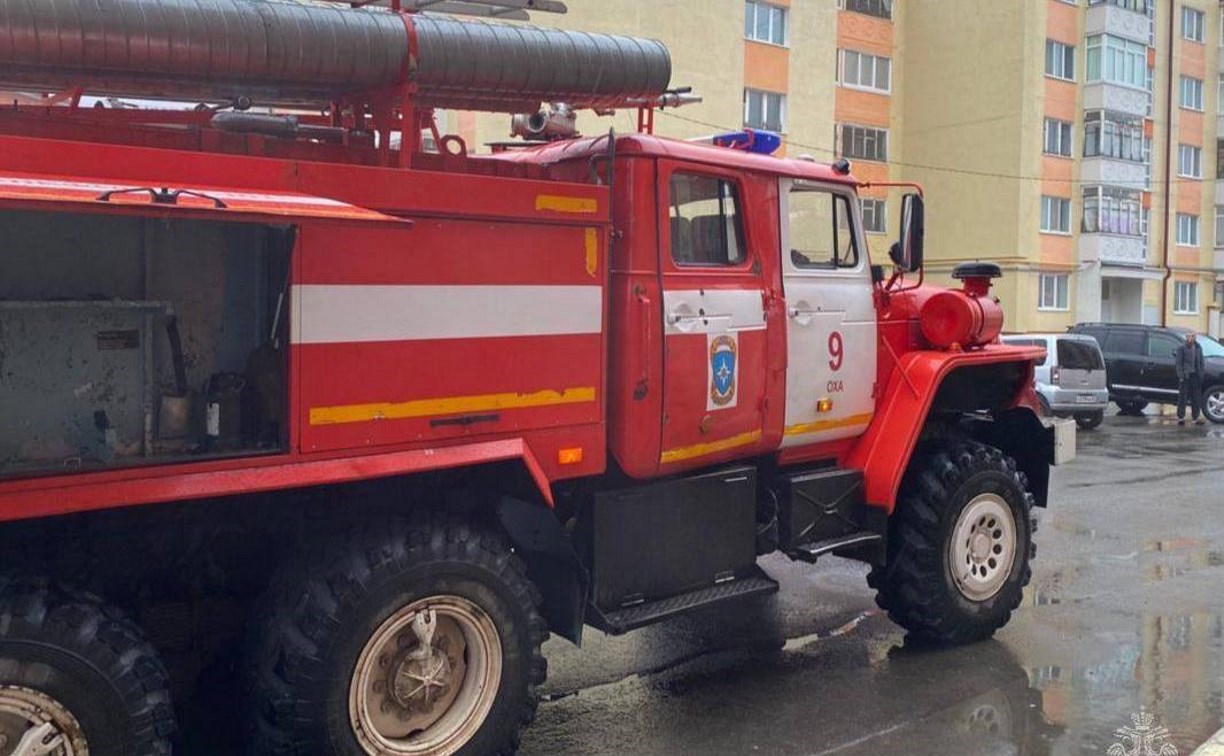 Появились новые фото с места пожара в пятиэтажке в Охе