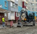 Мэр Южно-Сахалинска проинспектировал ход капремонта двора на проспекте Мира 