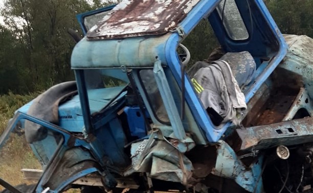 Внедорожник покорёжило после ДТП с трактором на Сахалине