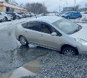 Toyota Prius провалился колесом в "портал" в Южно-Сахалинске