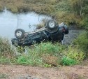 Водитель вылетел из джипа и погиб во время аварии в Ногликах