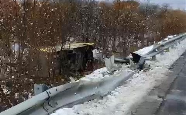 Рейсовый автобус завалился в кювет на Сахалине, виновник сбежал с места ДТП