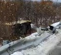 Рейсовый автобус завалился в кювет на Сахалине, виновник сбежал с места ДТП