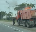 Содержимое кузова большегруза загорелось прямо на дороге в Южно-Сахалинске