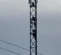 Видео детей, карабкающихся по высоченной вышке в Корсакове, вызвало обсуждение в сети