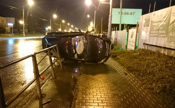 Водитель машины, врезавшейся в ограждение в центре  Южно-Сахалинска, уснул за рулем