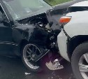 Два автомобиля лоб в лоб столкнулись на трассе в Пригородном