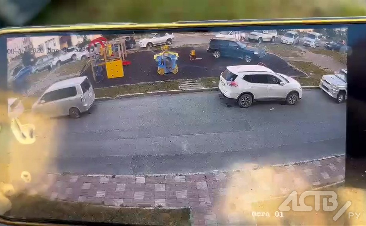 Машина без водителя снесла карусели во дворе и врезалась в авто в Южно-Сахалинске