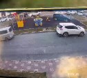 Машина без водителя снесла карусели во дворе и врезалась в авто в Южно-Сахалинске