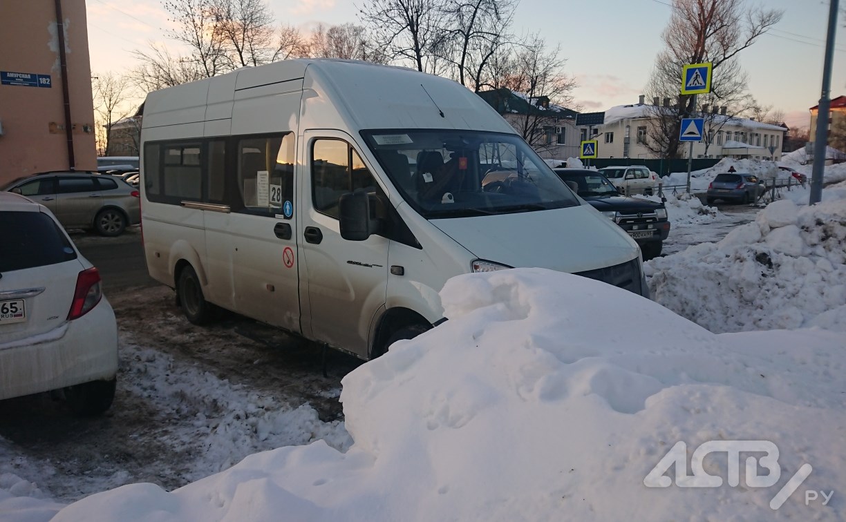 Площадка у детсада в Южно-Сахалинске превратилась в парковку для маршруток
