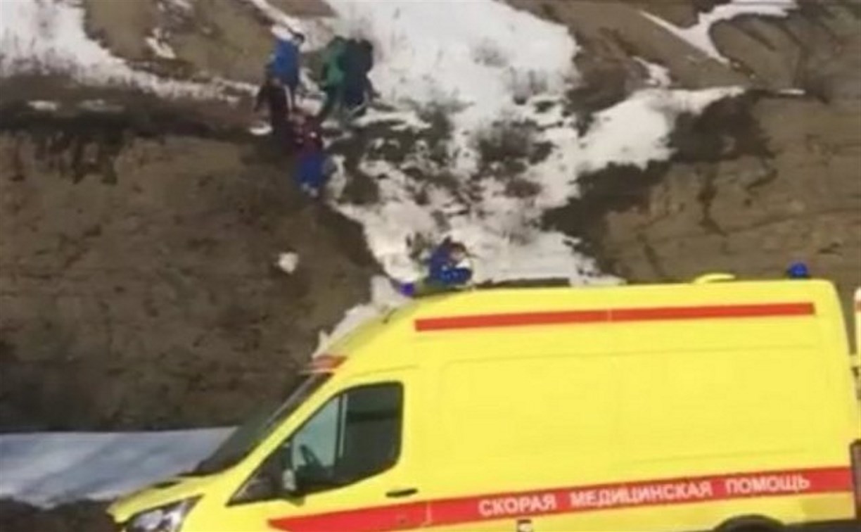 Девушка упала с обрыва смотровой площадки в Корсакове