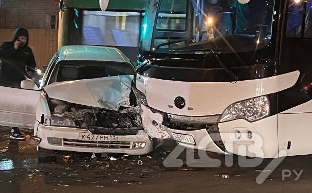 Пассажирский автобус попал в ДТП в Южно-Сахалинске