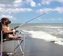 "Хвост, чешуя": собака с удочкой в резиновой лодке на Сахалине наловила рыбки