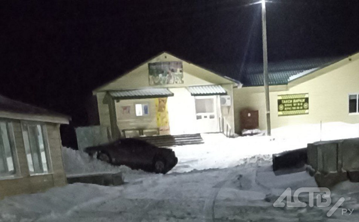 Очевидец: пьяная компания на авто врезалась в сугроб на территории Дагинских термальных источников