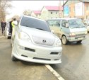 Трое парней заперлись в "Лексусе" без номеров в центре Южно-Сахалинска