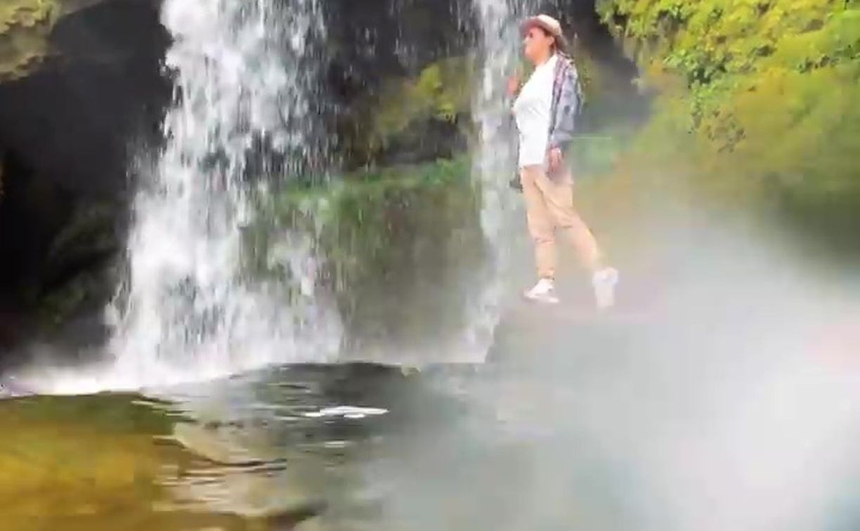 Туристы на Курилах полоскали телефоны в водопаде ради любопытного кадра