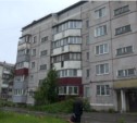 В Южно-Сахалинске из окна жилого дома выпал неизвестный мужчина