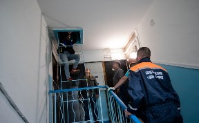 В Южно-Сахалинске администрация города и спасатели полезли по чердакам