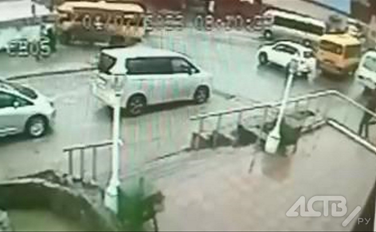 Момент удара о стену автобуса в Холмске попал на видео