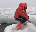 "А вы число видели?": на Сахалине 1 мая люди рыбачат на льдинах