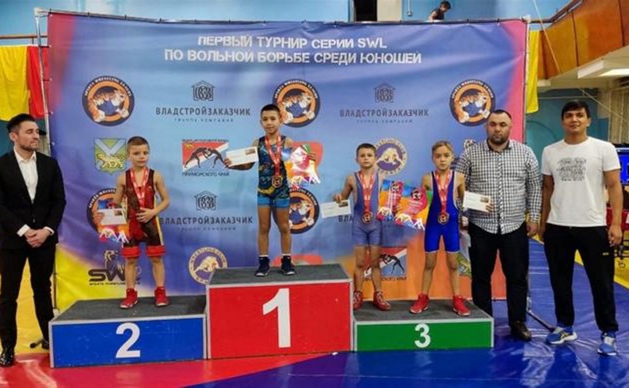Маленькие сахалинские борцы завоевали одиннадцать медалей на турнире во Владивостоке