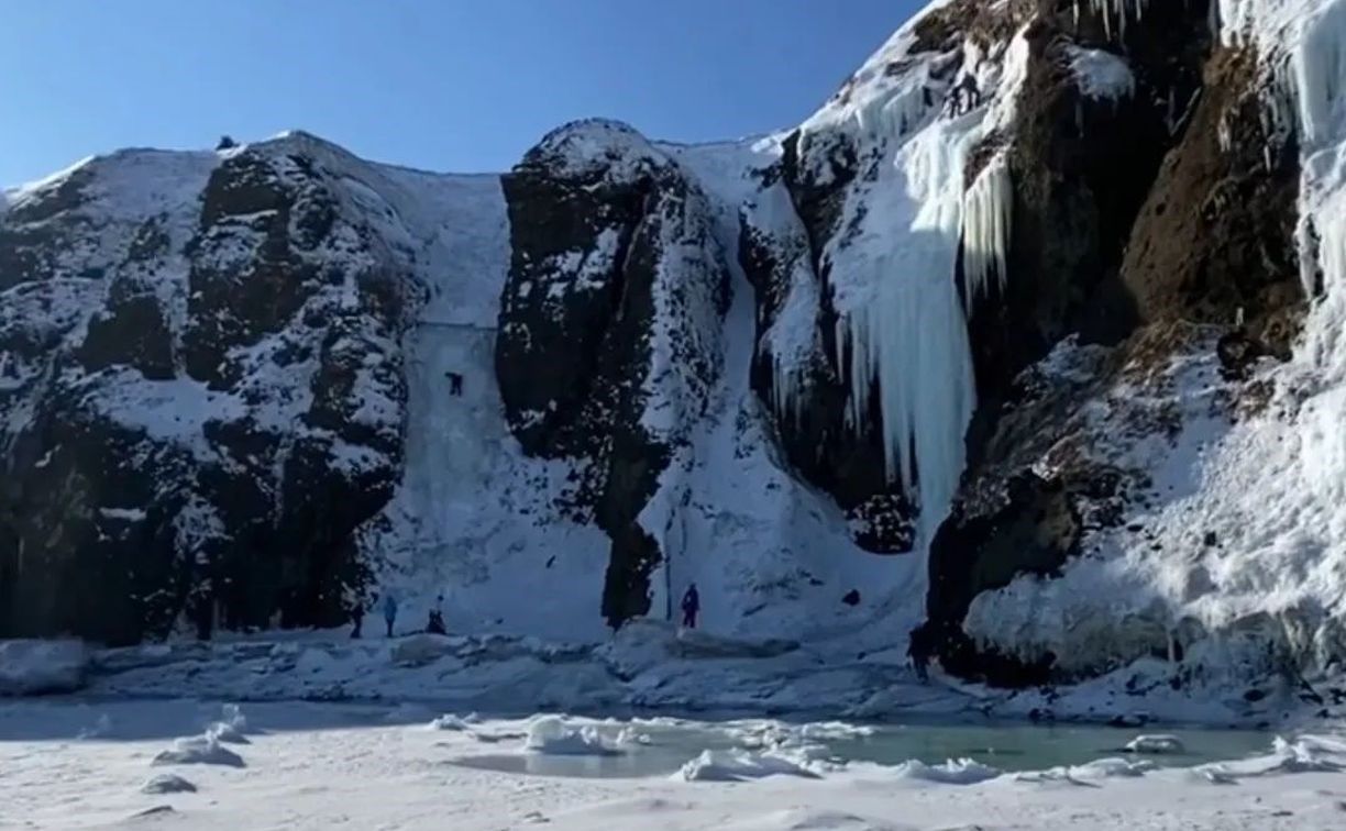 Минимум трое туристов провалились в море в попытках добраться до ледопадов на Сахалине