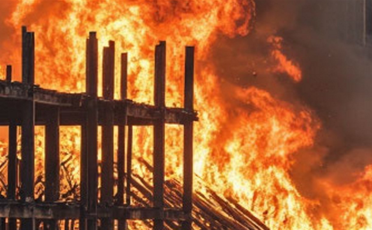 В Южно-Сахалинске загорелся дачный дом 