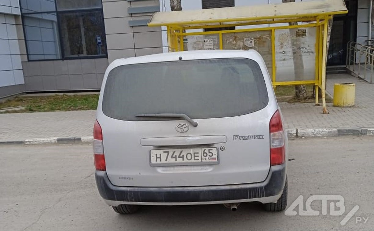 "Простите, пожалуйста": автохам припарковался прямо у автобусной остановки в Корсакове