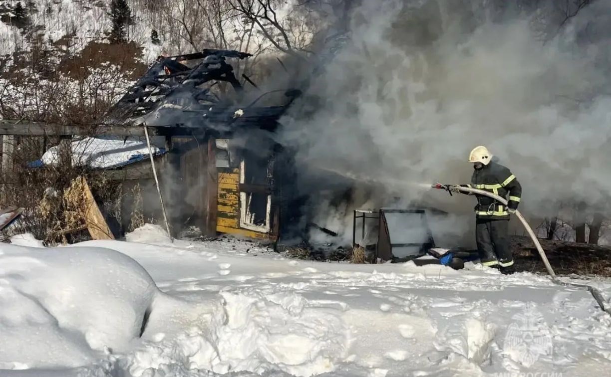 Пожарный в одиночку отправился в сахалинское село тушить пламя 