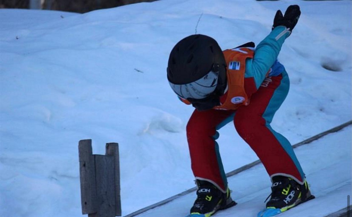 Летающие лыжники сразились за "Приз зимних каникул" в Южно-Сахалинске
